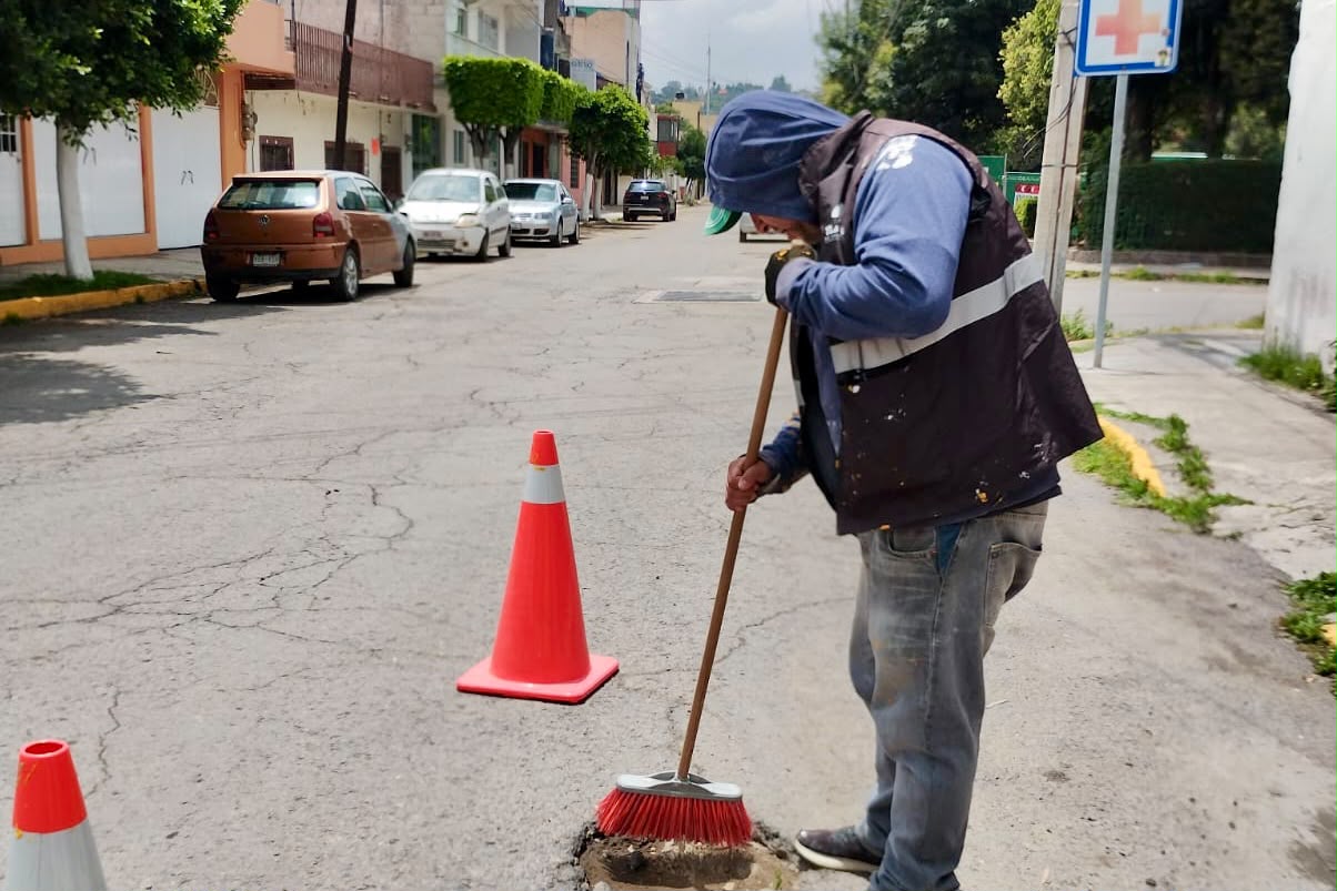 ¡SIGUEN MEJORANDO LAS CALLES DE LA CAPITAL! BRIGADAS DE “MÁS TERRITORIO” REHABILITAN IMPORTANTE VIALIDAD