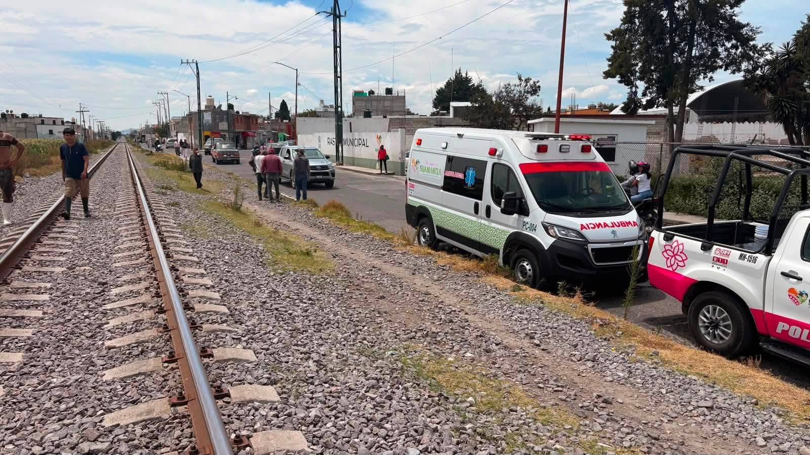 MUJER ES EMBESTIDA POR EL TREN EN HUAMANTLA; TERMINA HOSPITALIZADA