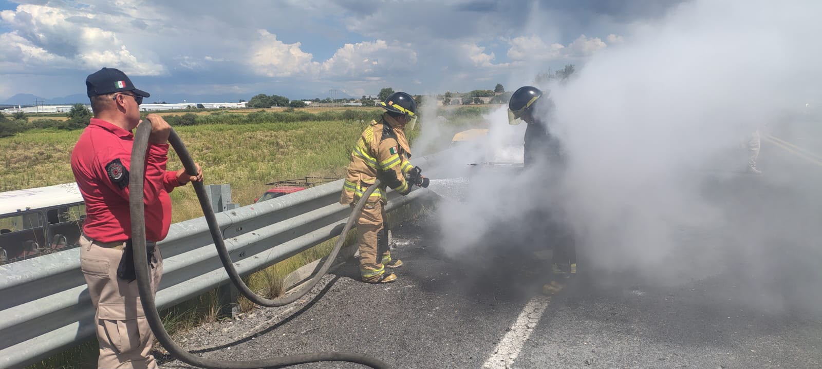Controlan incendio de vehículo sobre la carretera Huamantla–El Carmen Xalpatlahuaya