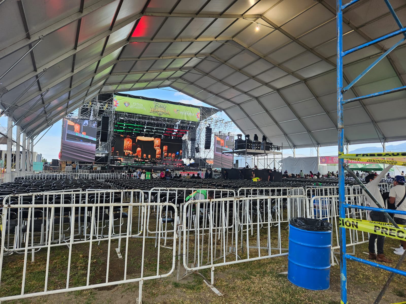Miles de asistentes comienzan a arribar al Foro Latido para el concierto de Christian Nodal