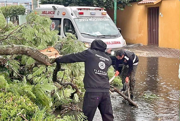 TRAS INTENSA LLUVIA SE ACTIVA RESPUESTA INMEDIATA DE LAS BRIGADAS MUNICIPALES EN LA CAPITAL