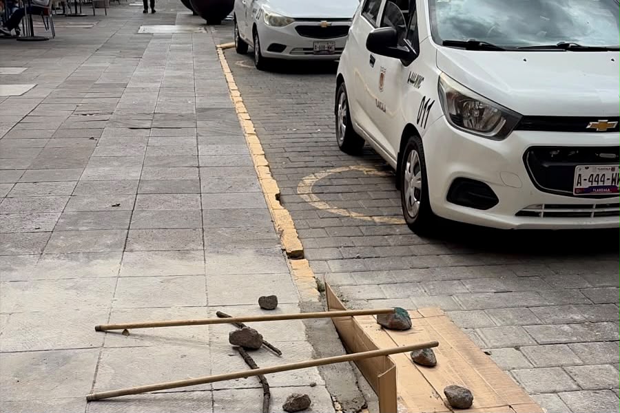 ¡MÁS SEGURIDAD PARA PEATONES! REPARAN GUARNICIÓN EN PLENO CENTRO HISTÓRICO DE TLAXCALA