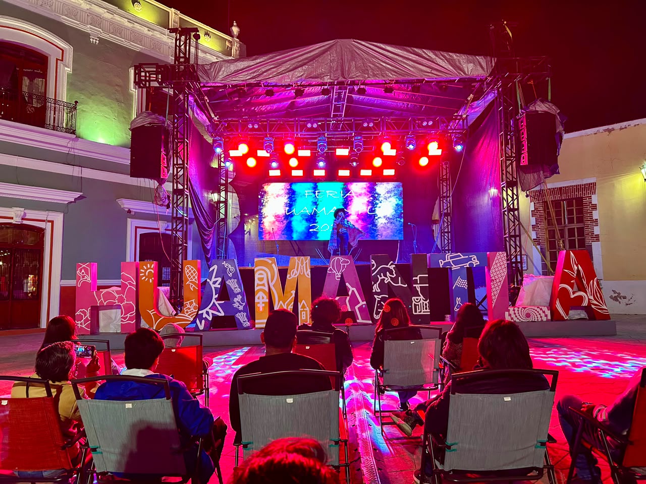 EL ESCENARIO CULTURAL DE LA FERIA INTERNACIONAL DEL ARTE EFÍMERO Y LA DALIA VIVIÓ UNA NOCHE LLENA DE MÚSICA EN HUAMANTLA