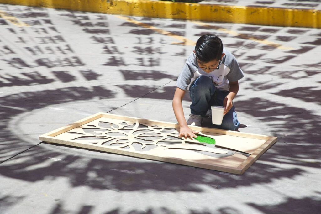 PEQUEÑOS ARTISTAS DISFRUTAN DE UNA MAÑANA ENTRE COLORES Y ASERRÍN