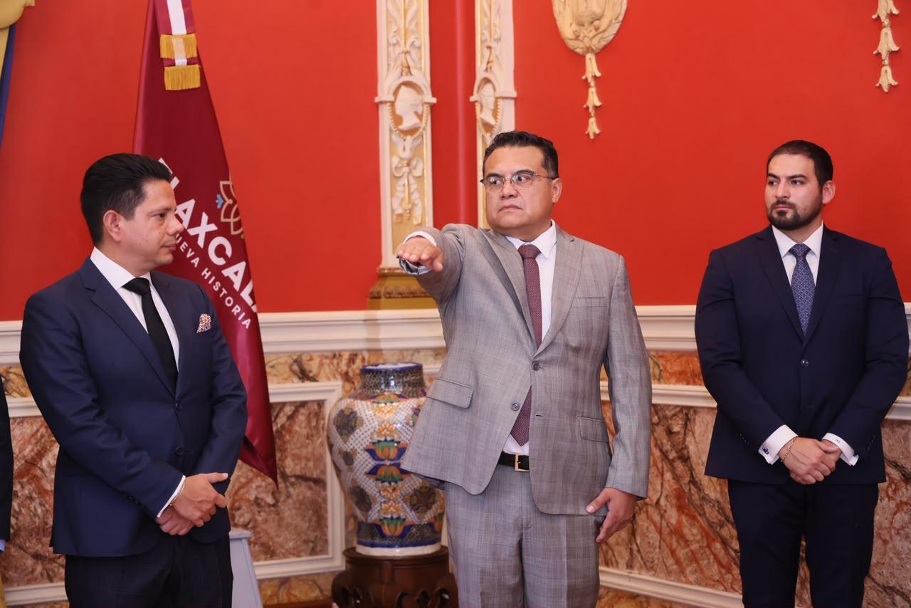 RECIBE MAXIMINO HERNÁNDEZ PULIDO NOMBRAMIENTO COMO TITULAR DE LA NOTARÍA No 3 DE CHIAUTEMPAN