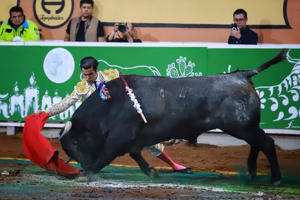Héctor Gutiérrez corta una oreja y triunfa en la Mágica Corrida de las Luces en Huamantla