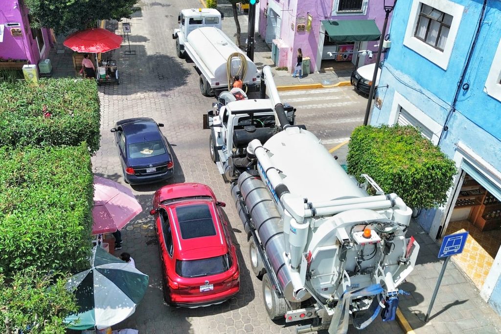GOBIERNO QUE ESCUCHA Y QUE RESUELVE ATIENDE CON DESAZOLVE REJILLAS EN LA CALLE PORFIRIO DÍAZ DE LA CAPITAL