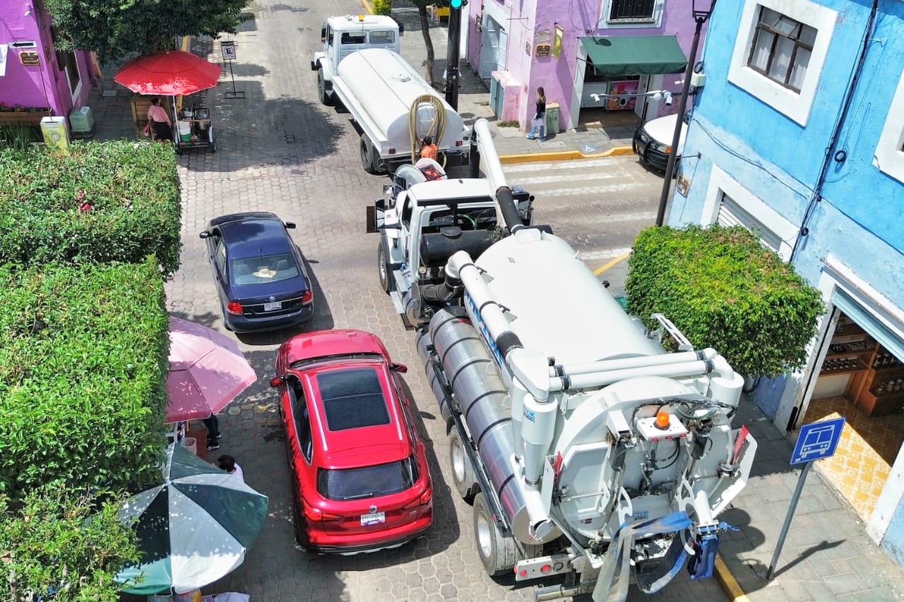 GOBIERNO QUE ESCUCHA Y QUE RESUELVE ATIENDE CON DESAZOLVE REJILLAS EN LA CALLE PORFIRIO DÍAZ DE LA CAPITAL