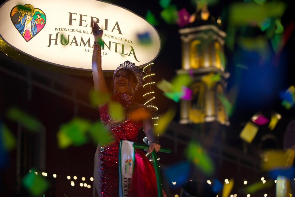 HUAMANTLA SE ENCIENDE CON UN DESFILE LLENO DE COLOR, MÚSICA Y TRADICIÓN
