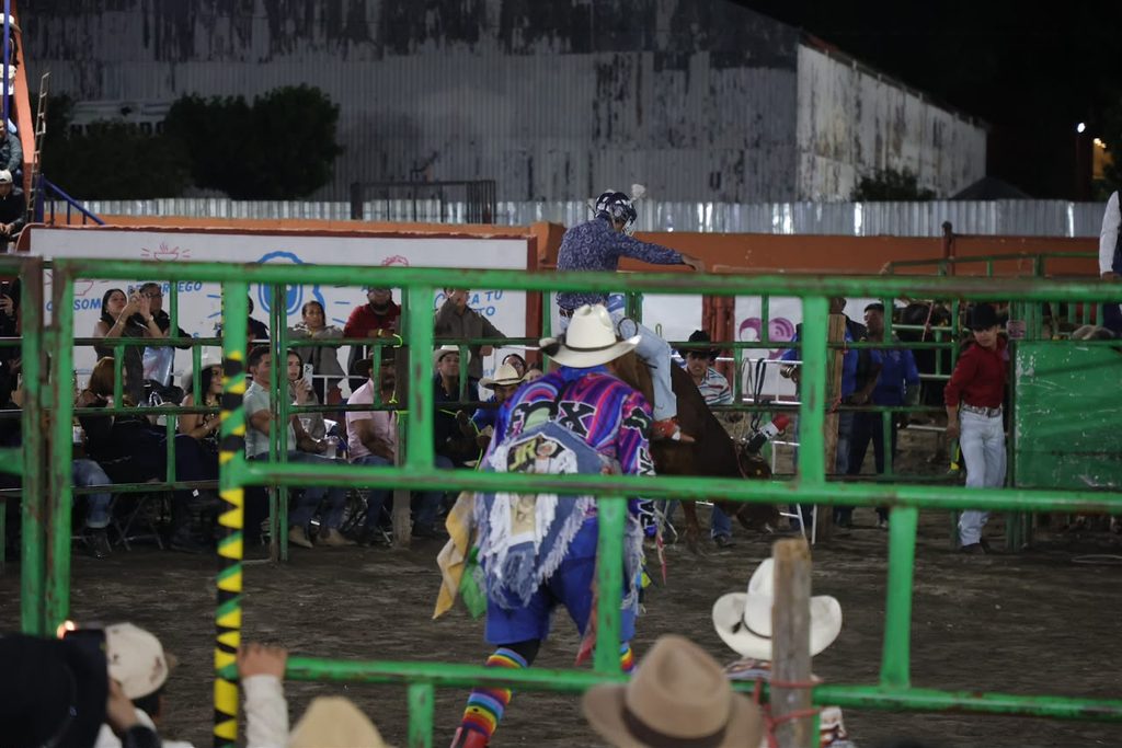 NOCHE DE RODEO PRENDE LA FIESTA CON MONTAS, MÚSICA Y MUCHO AMBIENTE