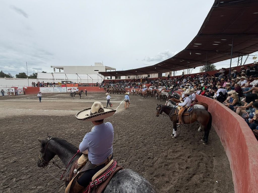 QUINTA CHARRERADA DE FERIA REÚNE TRADICIÓN, DESTREZA Y PASIÓN EN EL LIENZO CHARRO