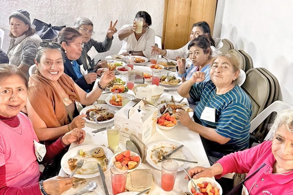 AYUNTAMIENTO DE TLAXCALA CELEBRA A PERSONAS ADULTAS MAYORES CON RECORRIDO TURÍSTICO POR ZACATLÁN