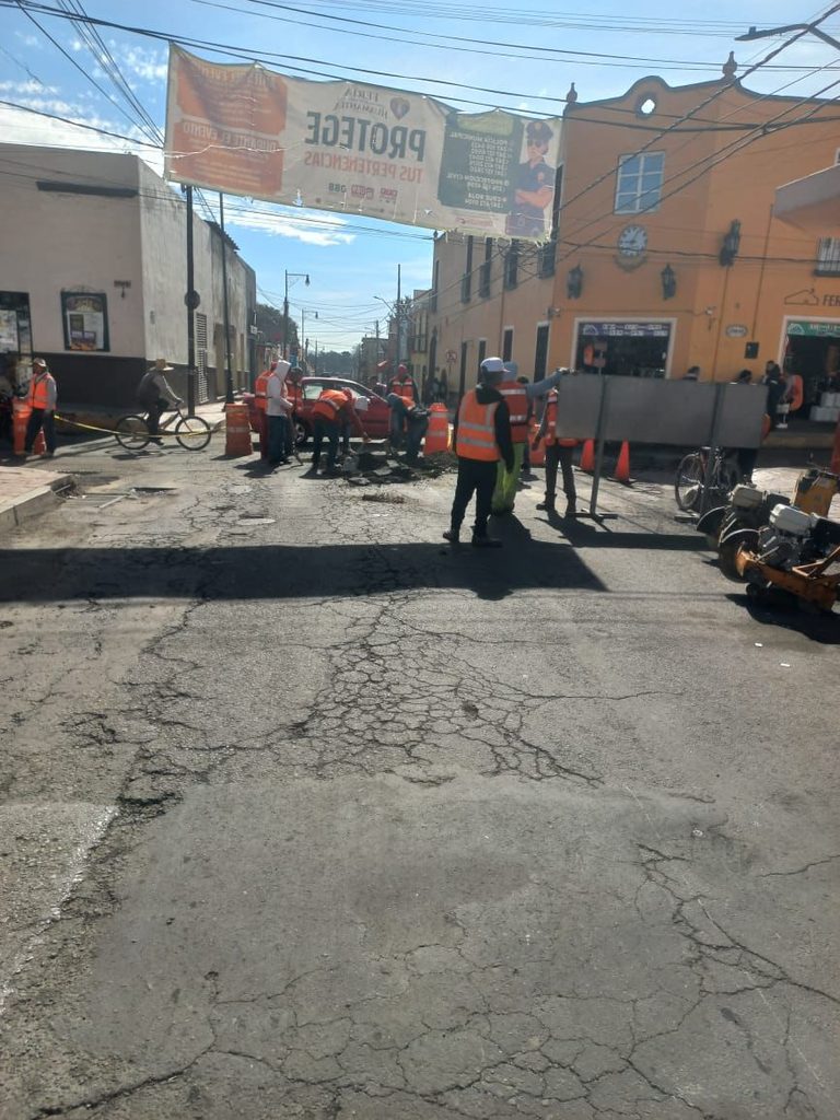 RETOMAN TRABAJOS DE OBRA EN LA CALLE ABASOLO; PIDEN A LA CIUDADANÍA TOMAR VÍAS ALTERNAS
