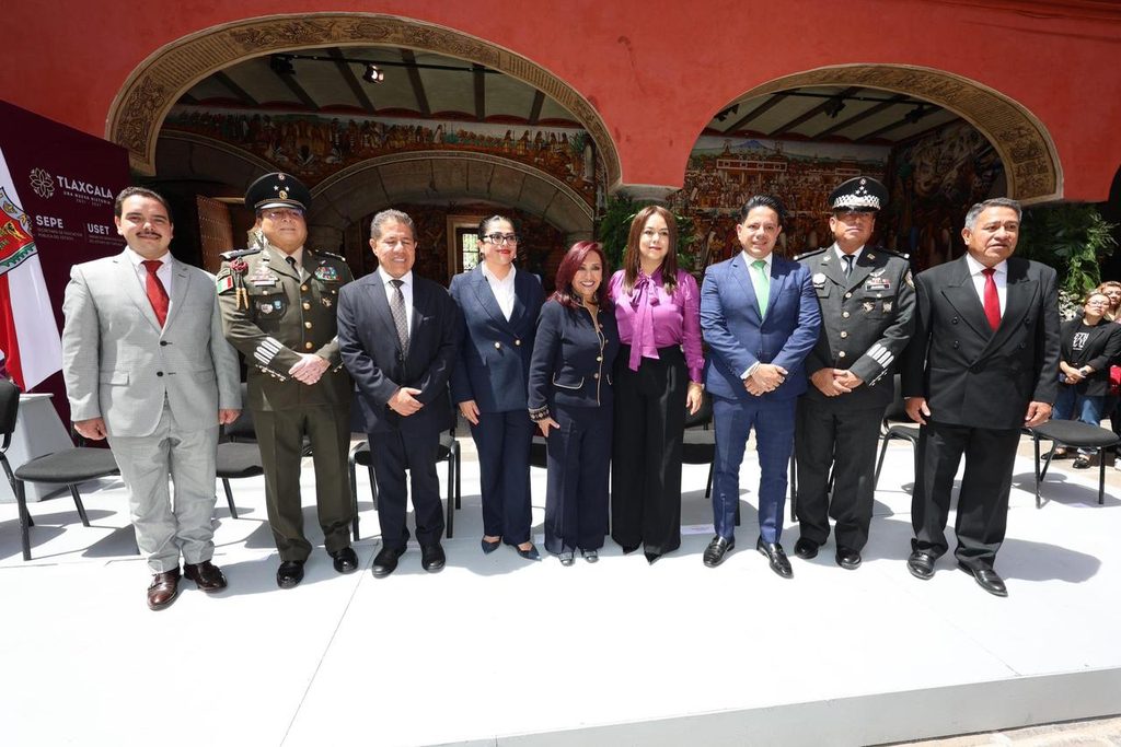 GOBERNADORA ENCABEZA FIJACIÓN DEL BANDO SOLEMNE DE FIESTAS PATRIAS.