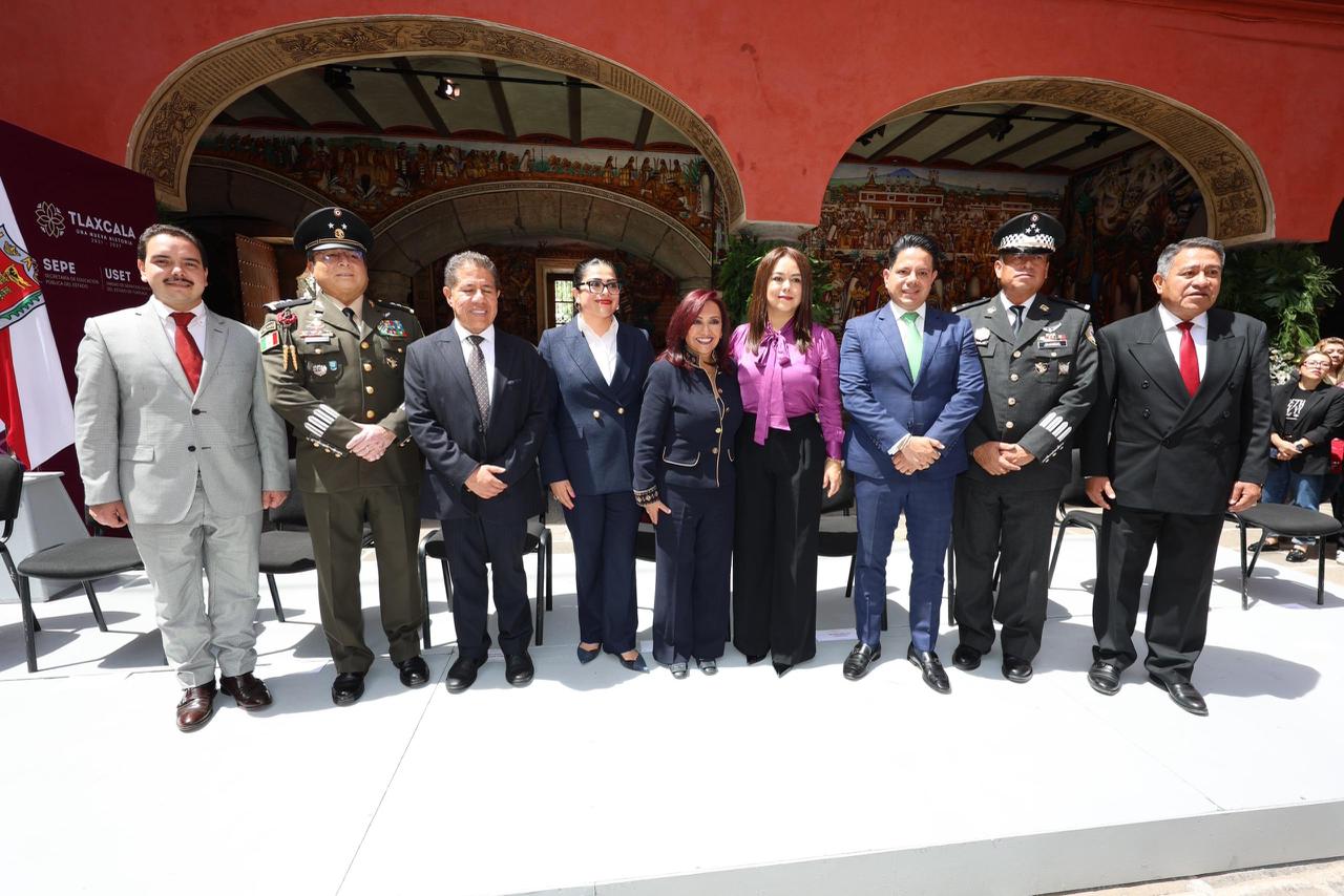 GOBERNADORA ENCABEZA FIJACIÓN DEL BANDO SOLEMNE DE FIESTAS PATRIAS.