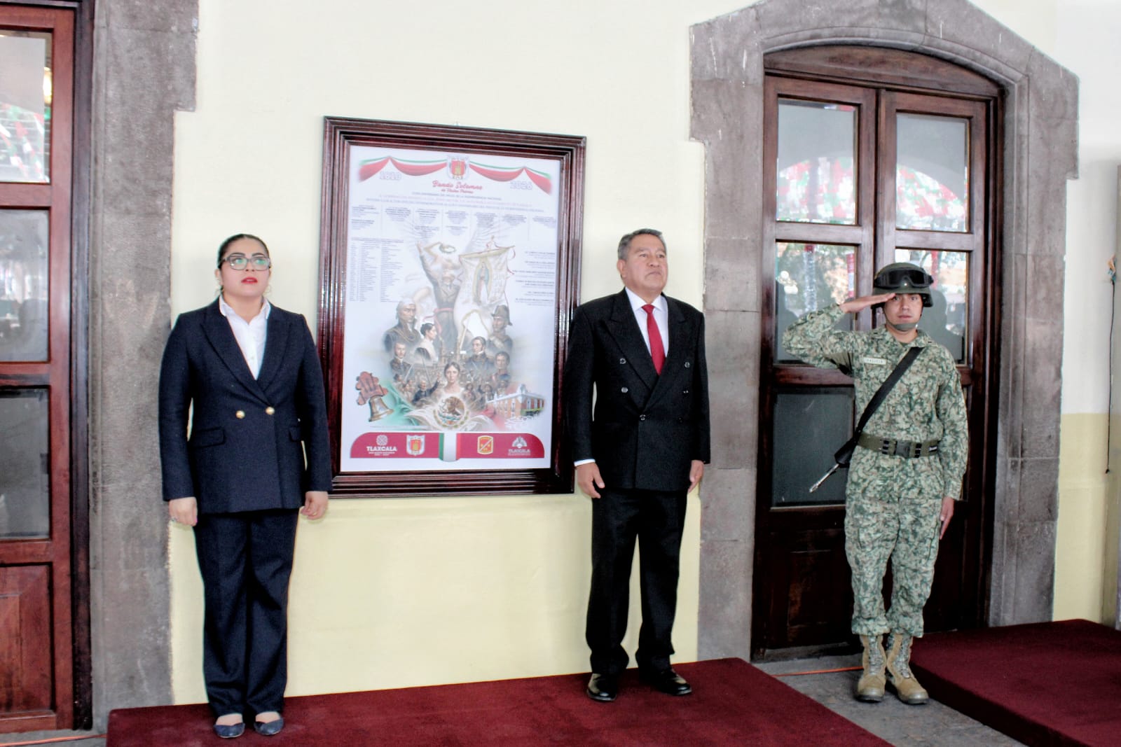 RECIBE CARLOS LÓPEZ SUÁREZ EN LA SEDE DEL AYUNTAMIENTO DE TLAXCALA EL BANDO SOLEMNE DE FIESTAS PATRIAS