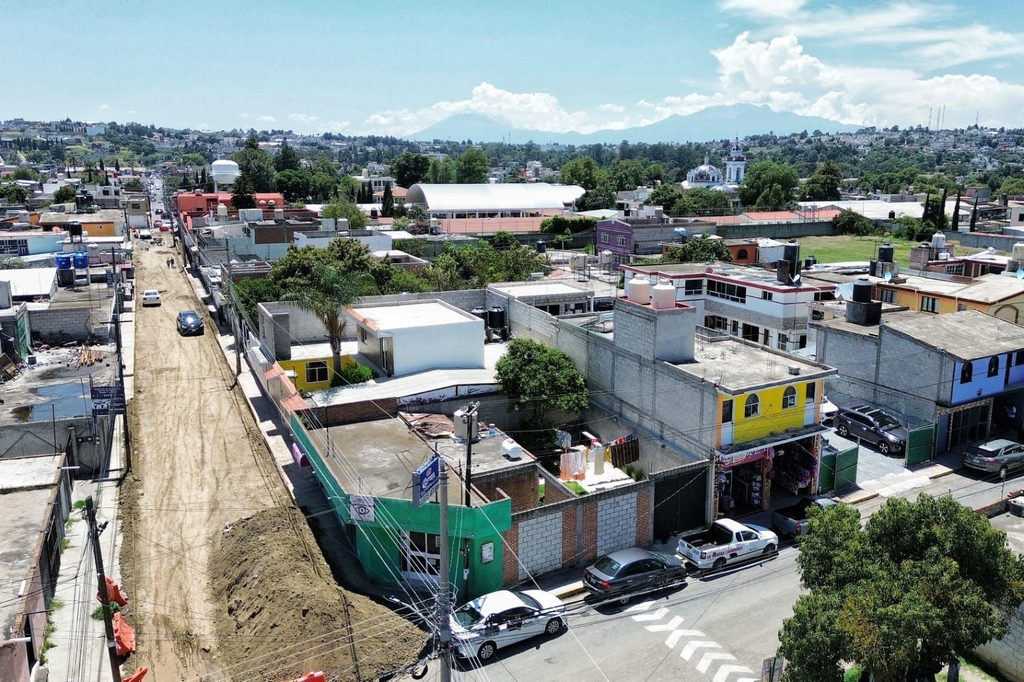 PROMESA CUMPLIDA PARA SANTA MARÍA IXTULCO: CARLOS LÓPEZ SUPERVISA AVANCES DE REHABILITACIÓN VIAL