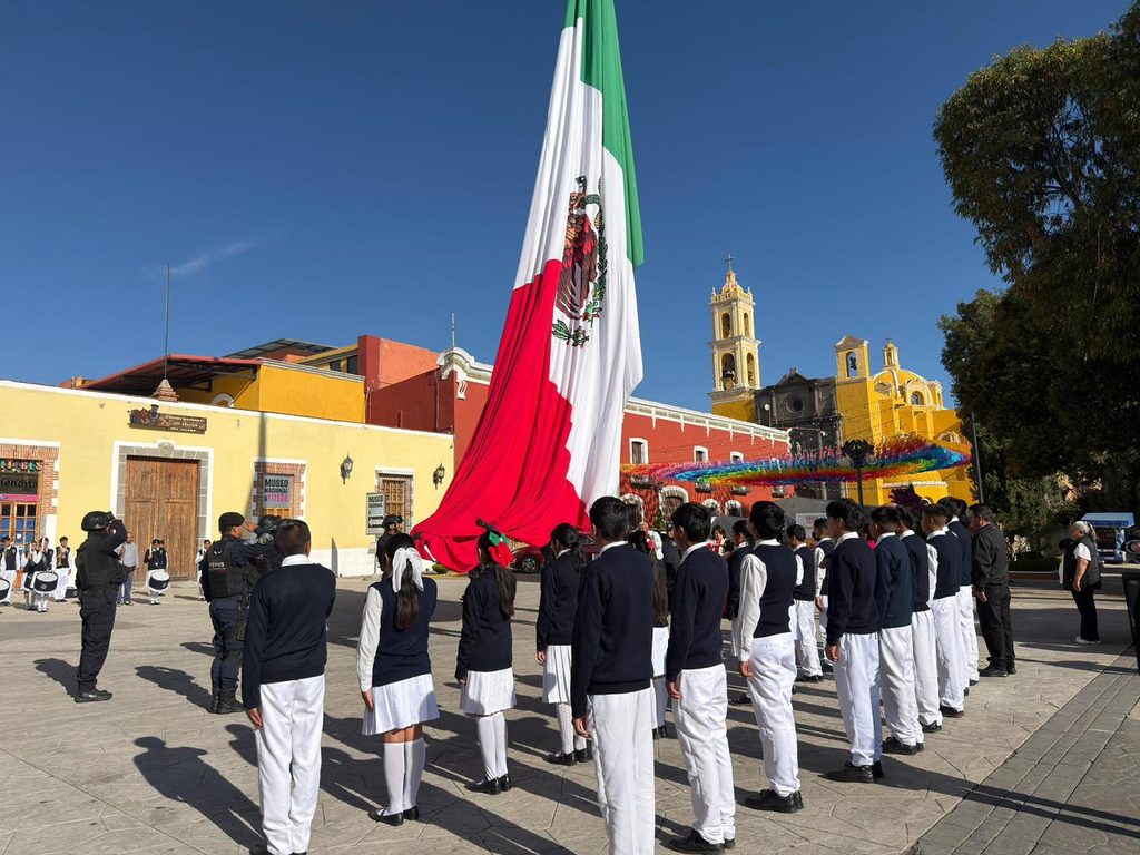 COMUNIDAD DEL CARMEN XALAPATLAHUAYA Y TELESECUNDARIA MALINTZI ENCABEZAN HOMENAJE CÍVICO EN HUAMANTLA
