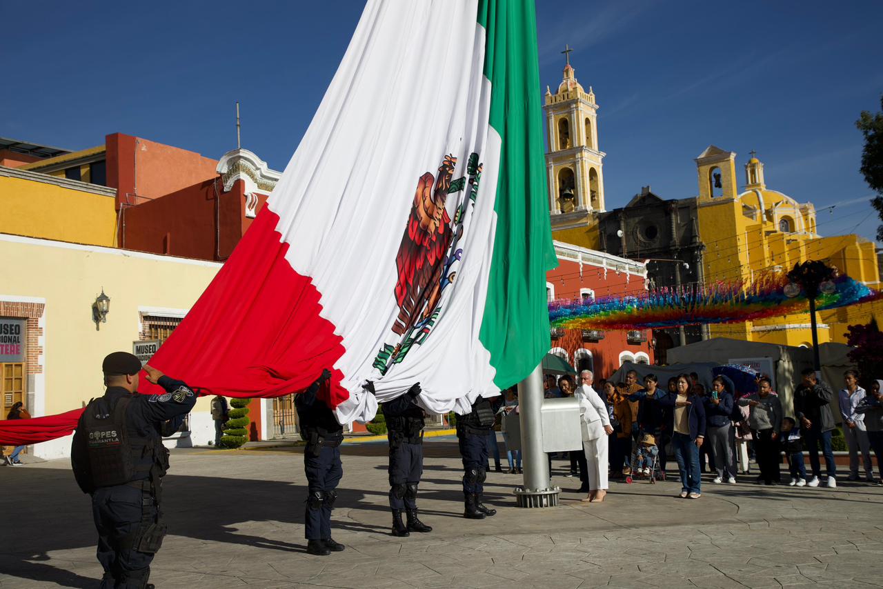 HONORES A LA BANDERA REÚNEN A LA COMUNIDAD DE SANTA ANITA, ESTUDIANTES Y PERSONAL DEL SMDIF HUAMANTLA