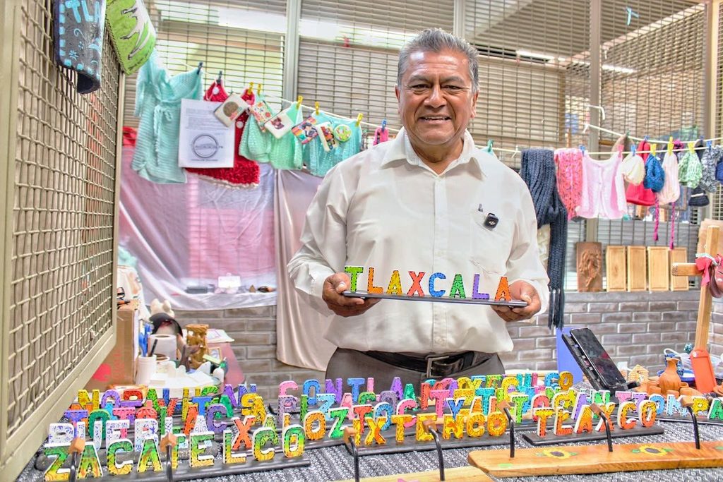 VÍCTOR MANUEL ENCONTRÓ EN EL MERCADO DE ARTESANOS DE TLAXCALA UN ESPACIO PARA MOSTRAR Y COMERCIALIZAR SU TALENTO CON LA MADERA