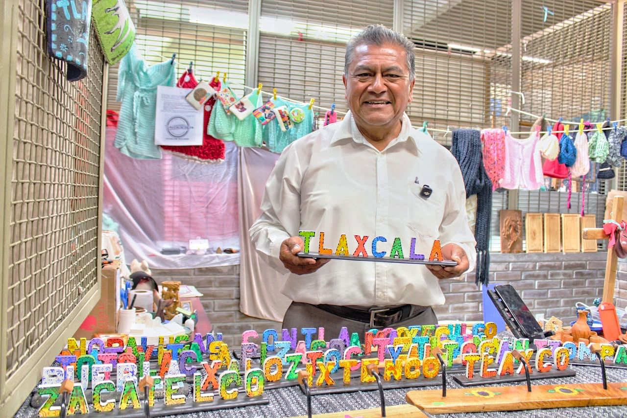 VÍCTOR MANUEL ENCONTRÓ EN EL MERCADO DE ARTESANOS DE TLAXCALA UN ESPACIO PARA MOSTRAR Y COMERCIALIZAR SU TALENTO CON LA MADERA