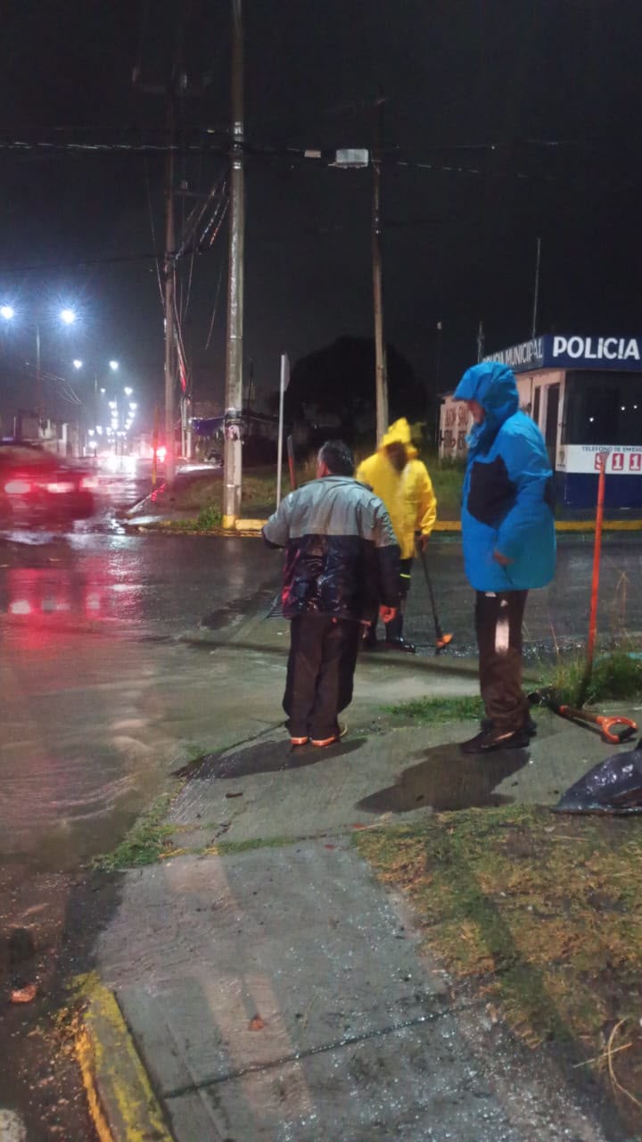 CALLE ABASOLO PERMANECE EN OBRA; SE REFUERZAN MEDIDAS DE SEGURIDAD ANTE LAS INTENSAS LLUVIAS