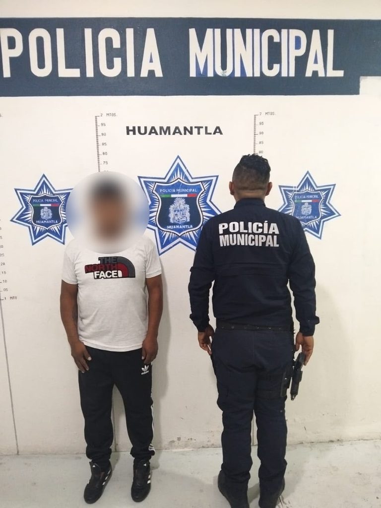 POLICÍA MUNICIPAL DE HUAMANTLA DETIENE A 12 PERSONAS PRESUNTAMENTE RELACIONADAS CON ROBO ORGANIZADO A COMERCIO