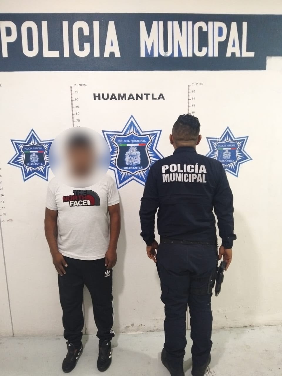 POLICÍA MUNICIPAL DE HUAMANTLA DETIENE A 12 PERSONAS PRESUNTAMENTE RELACIONADAS CON ROBO ORGANIZADO A COMERCIO