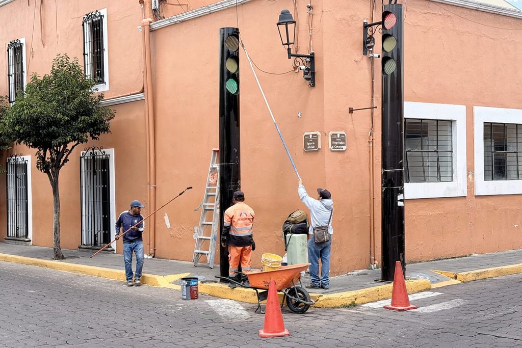 REFUERZA AYUNTAMIENTO DE TLAXCALA TRABAJO EN TERRITORIO CON REHABILITACIÓN DE SEMÁFOROS EN EL CENTRO DE LA CAPITAL