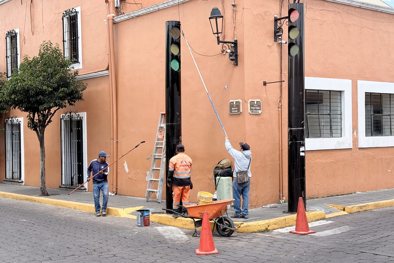 REFUERZA AYUNTAMIENTO DE TLAXCALA TRABAJO EN TERRITORIO CON REHABILITACIÓN DE SEMÁFOROS EN EL CENTRO DE LA CAPITAL
