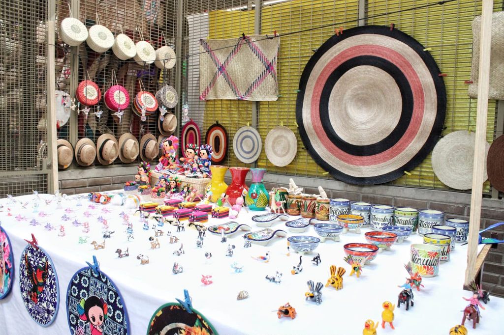 ANA LAURA OCHOA MANTIENE VIVA LA TRADICIÓN ARTESANAL EN EL MERCADO DE ARTESANOS