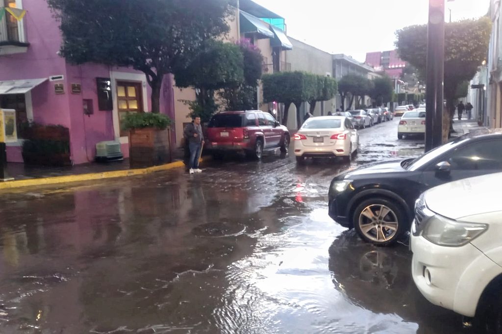 EN COORDINACIÓN ATIENDEN AUTORIDADES MUNICIPALES Y ESTATALES CAÍDA DE RAMA DE ÁRBOL Y ANEGACIONES TRAS FUERTE LLUVIA EN LA CAPITAL