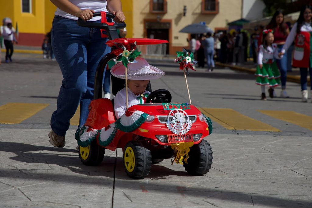 HUAMANTLA SE LLENA DE TERNURA Y PATRIOTISMO CON DESFILE DE NIÑAS Y NIÑOS