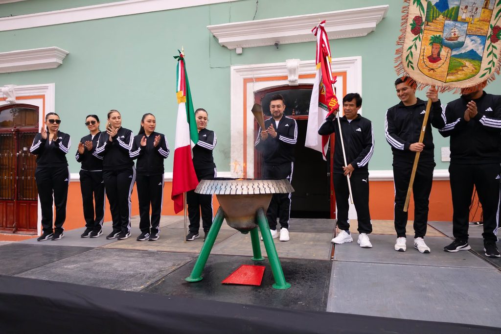SALVADOR SANTOS CEDILLO ENCABEZA ENTREGA DEL FUEGO PATRIO A LAS 39 COMUNIDADES DE HUAMANTLA
