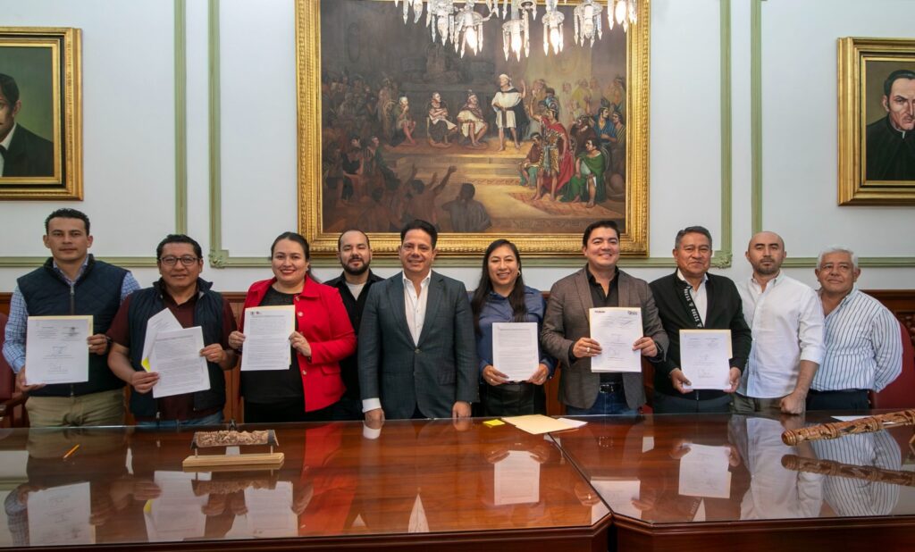 FIRMA ALCALDE DE TLAXCALA CONVENIO INTERINSTITUCIONAL PARA PREVENIR Y PROTEGER AL AMBIENTE DE LA CONTAMINACIÓN