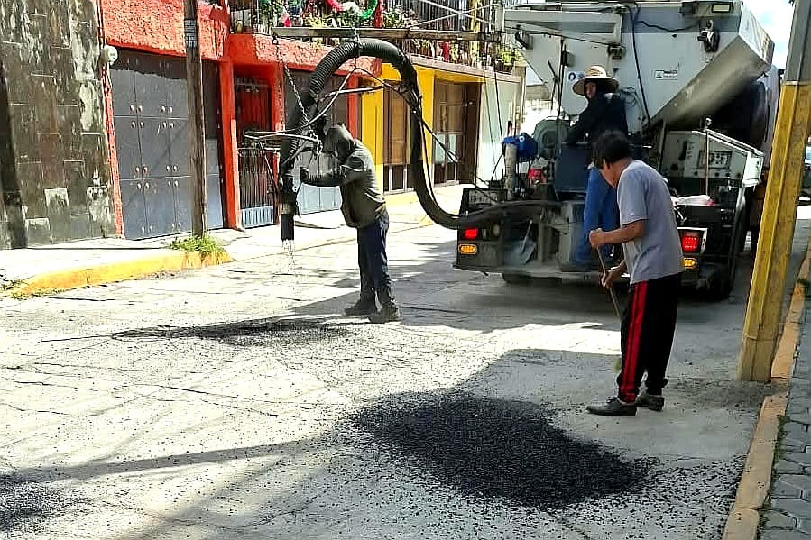 AYUNTAMIENTO DE TLAXCALA MANTIENE ACCIONES PERMANENTES DE BACHEO AHORA EN BENEFICIO DE LA COLONIA ADOLFO LÓPEZ MATEOS Y CAMINO REAL