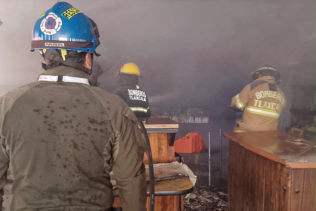 CUERPOS DE EMERGENCIA ATIENDEN INCENDIO REGISTRADO EN UN COMERCIO EN TLAXCALA CAPITAL