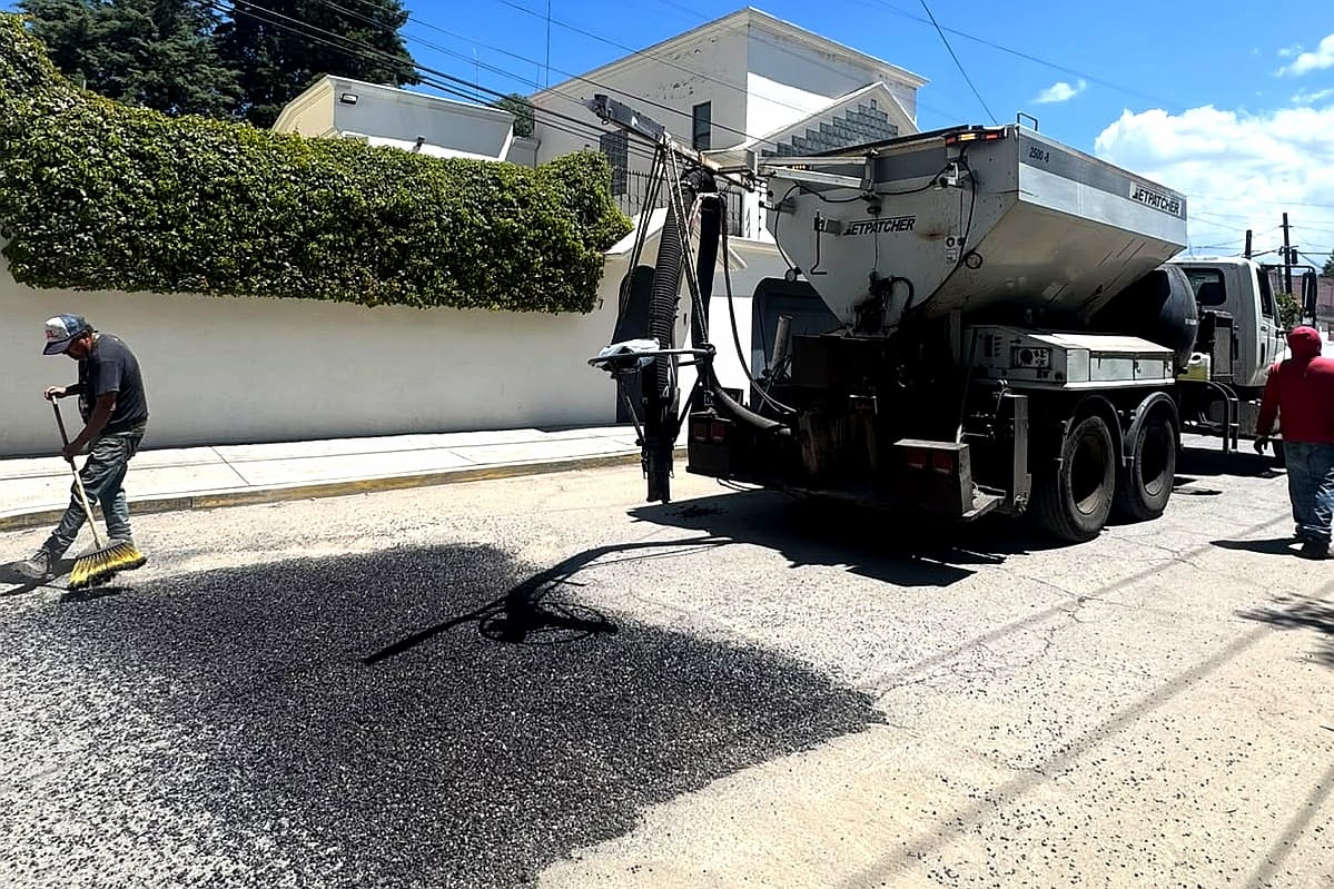 AYUNTAMIENTO DE TLAXCALA REALIZA INTENSA JORNADA DE MEJORAMIENTO URBANO CON BACHEO Y NIVELACIÓN DE ADOQUINES
