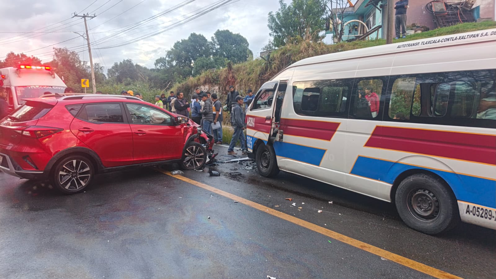 ATIENDEN CUERPOS DE EMERGENCIA A 11 LESIONADOS TRAS ACCIDENTE EN AMAXAC