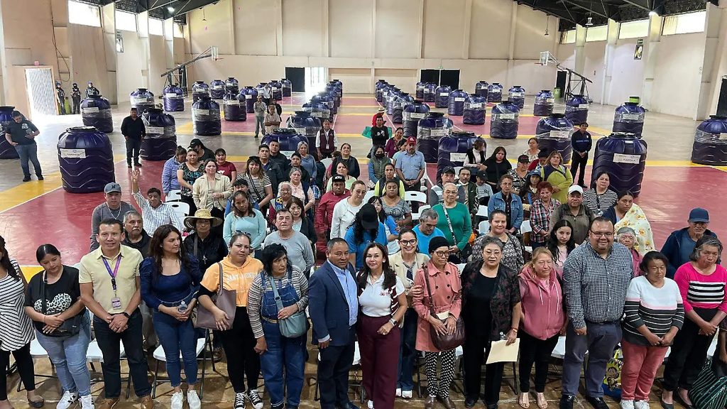 ¡AGUA PARA SUS HOGARES! 59 FAMILIAS DE APIZACO RECIBEN TINACOS DE 1,200 LITROS