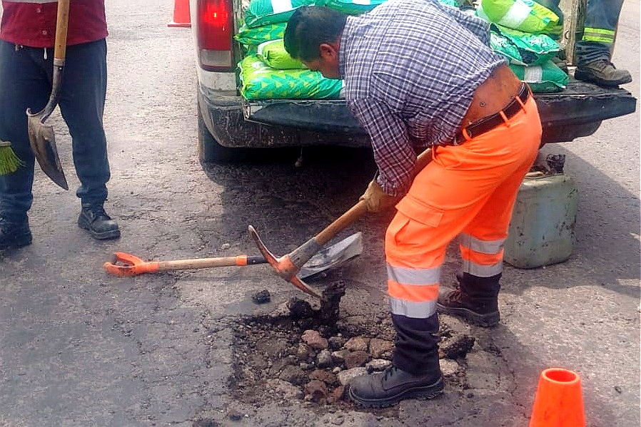 REFUERZA AYUNTAMIENTO DE TLAXCALA BACHEO EN VIALIDADES DE LA CAPITAL PARA HACER MÁS SEGUROS LOS TRASLADOS