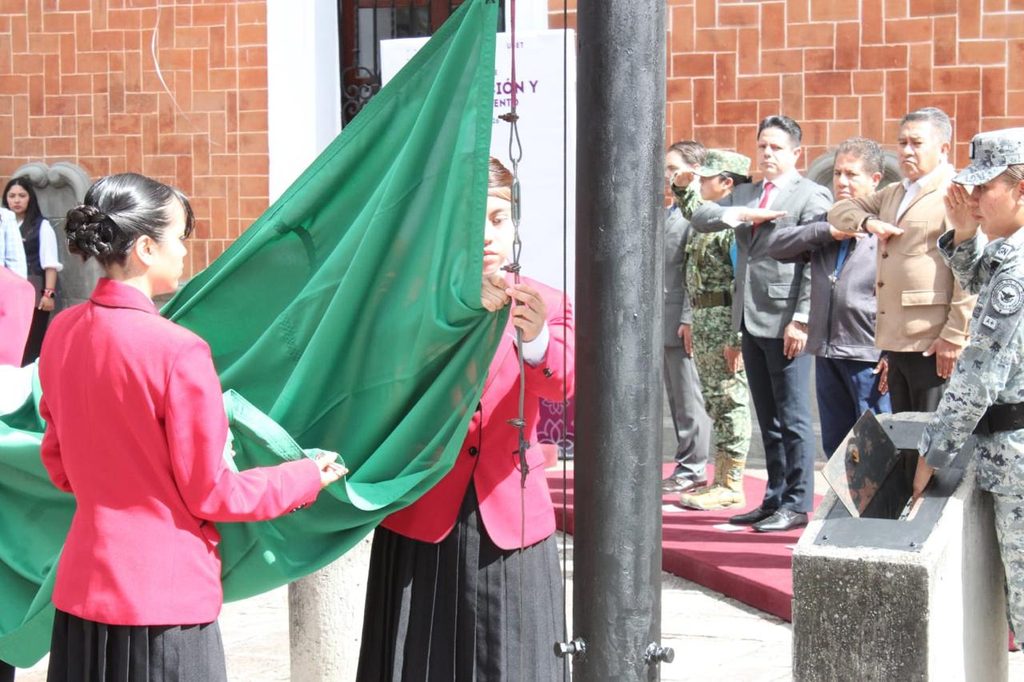 ACOMPAÑA CARLOS LÓPEZ SUÁREZ CEREMONIA DE INCINERACIÓN Y ABANDERAMIENTO EN LA PLAZA DE LA CONSTITUCIÓN