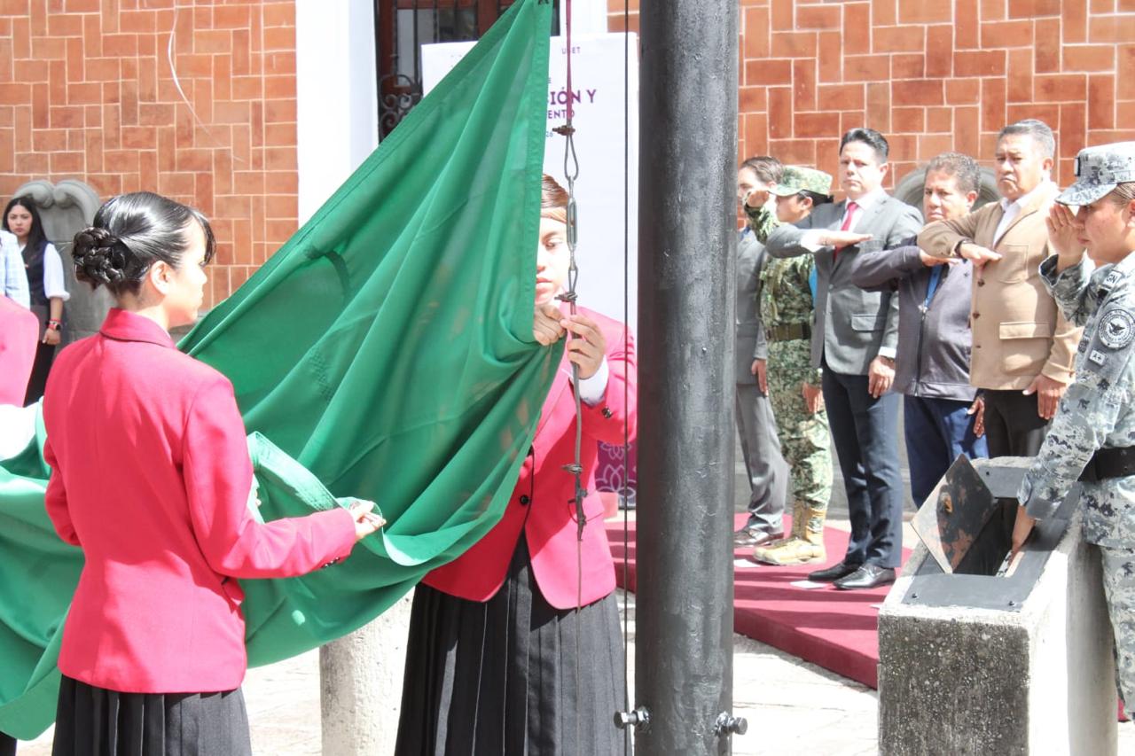 ACOMPAÑA CARLOS LÓPEZ SUÁREZ CEREMONIA DE INCINERACIÓN Y ABANDERAMIENTO EN LA PLAZA DE LA CONSTITUCIÓN