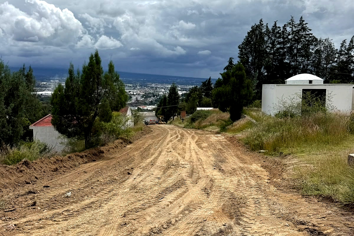 PREVIO AL DÍA DE MUERTOS, AYUNTAMIENTO DE TLAXCALA MEJORA CAMINOS EN TIZATLÁN