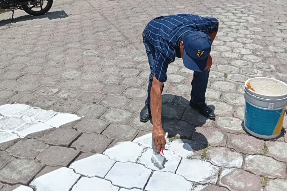 ¡MÁS SEGURIDAD EN LAS CALLES! PINTAN TOPES EN IXTULCO PARA PREVENIR ACCIDENTES