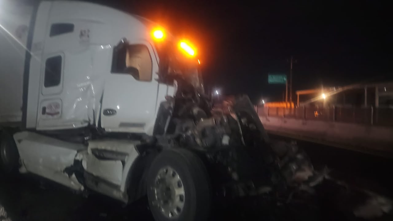 PROTECCIÓN CIVIL DE HUAMANTLA ATIENDE ACCIDENTE ENTRE TRACTOCAMIONES EN LA CARRETERA MÉXICO–VERACRUZ