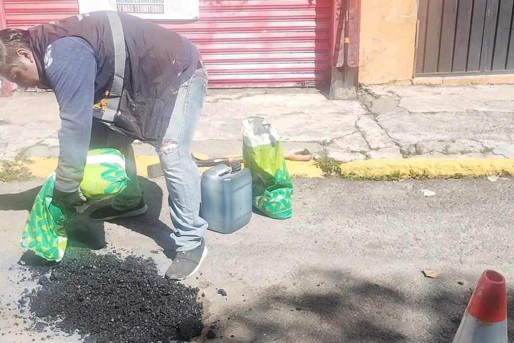 AYUNTAMIENTO DE TLAXCALA REALIZA TRABAJOS DE BACHEO EN LA COLONIA CENTRO