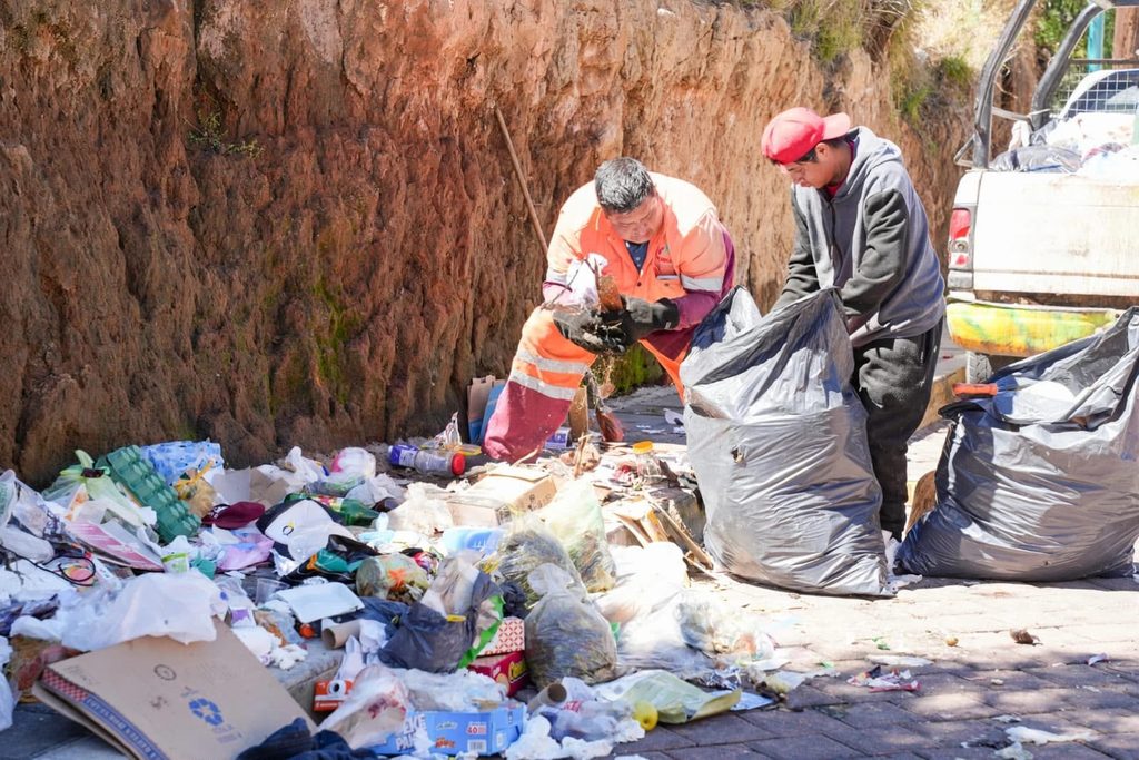 AYUNTAMIENTO DE TLAXCALA DESPLIEGA BRIGADAS EMERGENTES PARA RETIRAR RESIDUOS DE LA VÍA PÚBLICA