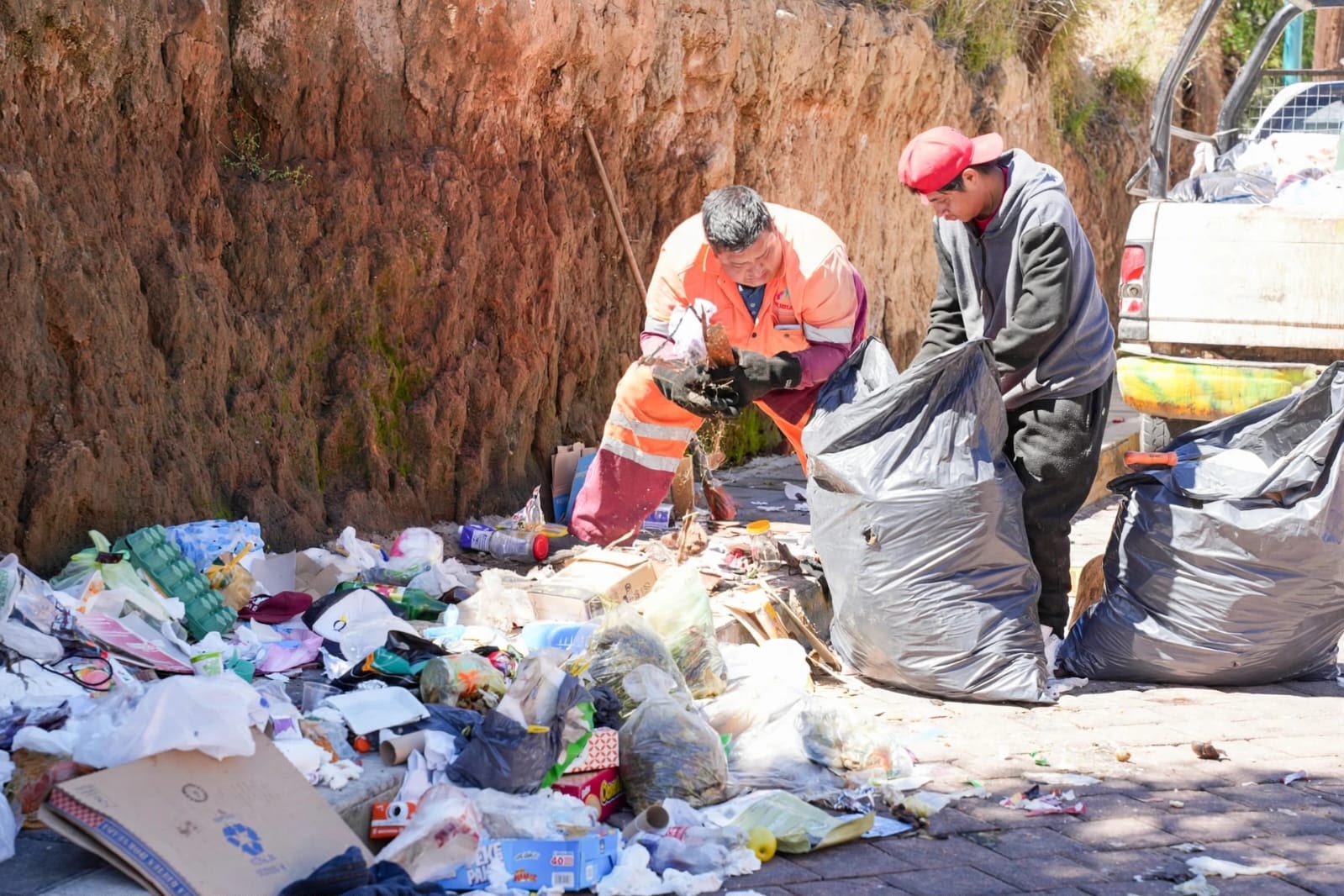 AYUNTAMIENTO DE TLAXCALA DESPLIEGA BRIGADAS EMERGENTES PARA RETIRAR RESIDUOS DE LA VÍA PÚBLICA