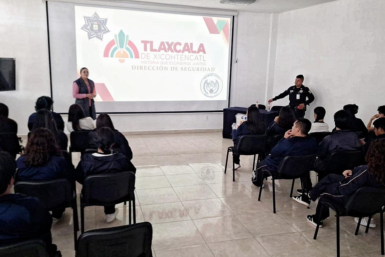 SEGURIDAD PÚBLICA MUNICIPAL IMPARTE PLÁTICA DE AUTOCUIDADO Y PREVENCIÓN DE TRATA DE PERSONAS A ESTUDIANTES